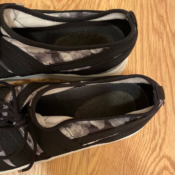 Easy Spirit Breathable Tennis Shoes, Black, White, Gray Floral, Thick Soles, EUC - Picture 8 of 9